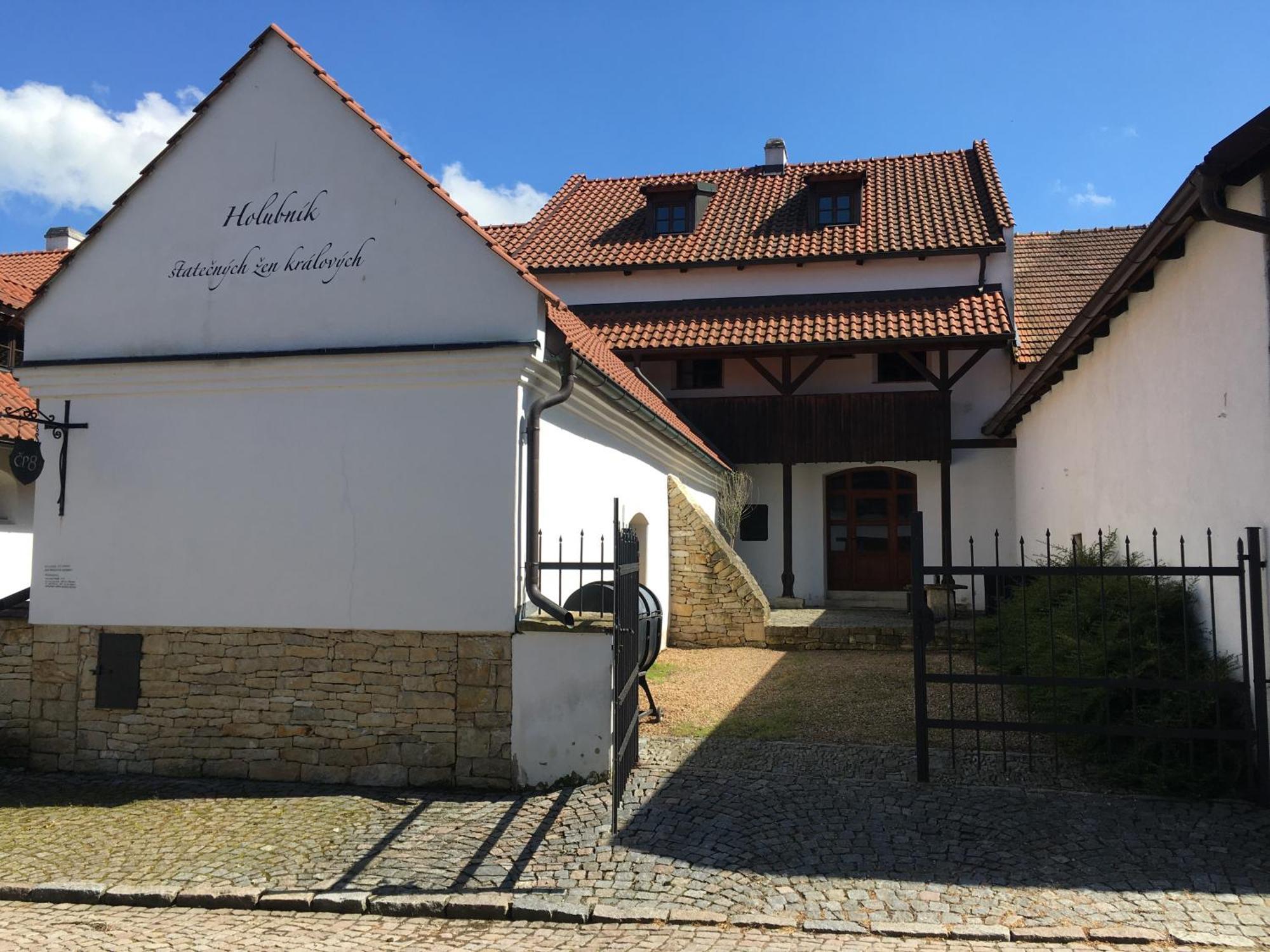 Holubnik Statecnych Zen Kralovych Apartment *