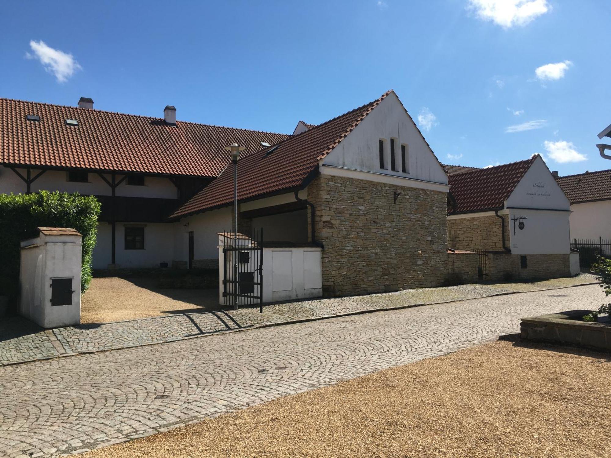 Holubnik Statecnych Zen Kralovych Apartment Luže